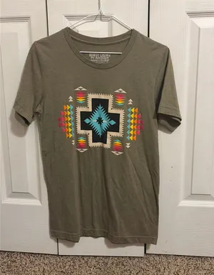 Boutique Howdy Crowd Women’s Stockyards Sunset Top Short Sleeve Aztec Southwestern thumbnail 1