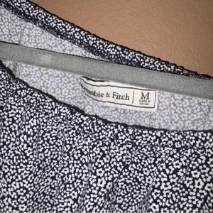 Abercrombie‎ & Fitch Ditsy Floral Romper blue white size medium thumbnail 3
