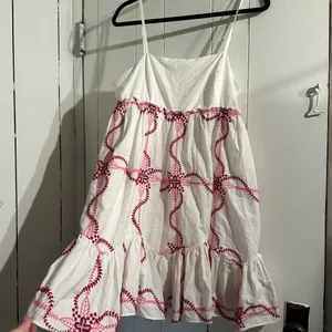 ANTHROPOLOGIE White and Pink EMBROIDERED Baby doll mini dress thumbnail 2