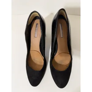 Tahari Elvira Size 8M‎ Black Suede Croc Embossed Block Heel Pumps Pointed Toe thumbnail 4