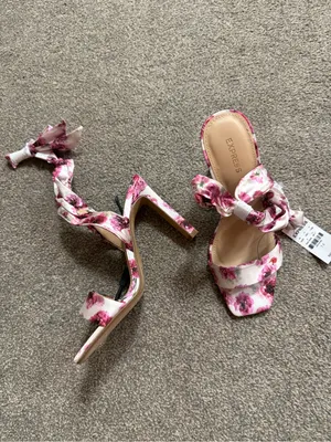 NWT Express Vibrant Pink and White Retro Floral High Heel Sandals size 7.5 thumbnail 3