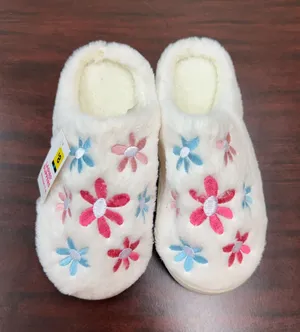 NWT Ladies Floral Slippers Size Medium (7-8) thumbnail 1
