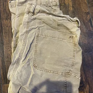 American Eagle Tan Stretch Cargo Pants • Size 6 • Utility Pocket Pants thumbnail 3