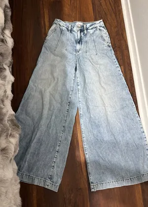 Super cute light wash flowy jeans Blue Size 26 thumbnail 1