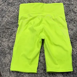 ATHLETA Stay Fly 9" Short, EUC, xs, Yellow, Training / Runing/ Sport thumbnail 2