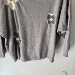 Aaeda Gray Floral Fuzzy‎ Appliqué Sweater Top XL Drop Shoulder Soft Cozy thumbnail 3