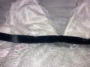 Victoria’s Secret White lace And Black Velvet Bralette thumbnail 9