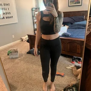 Lululemon LA Front Cutout Crop‎ Tank Size 4/6 thumbnail 4