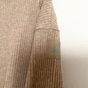 Alo Yoga Muse Crew Neck Pullover Gravel Heather XS thumbnail 3