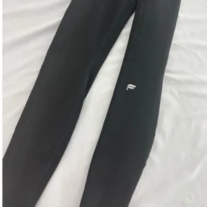 Fabletics PowerHold High Waisted Pocket Leggings Black Compression 7/8 Length S thumbnail 5
