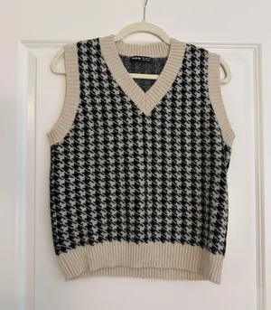 SHEIN Sweater Vest thumbnail 1