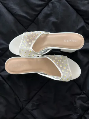 {FOREVER 21} White Daisy Embroidered Block Heel Slide Sandals thumbnail 7