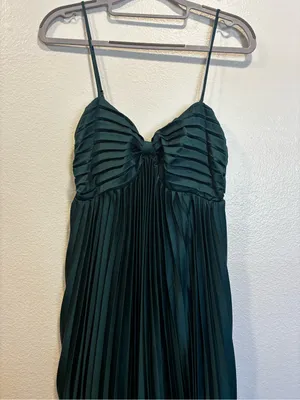 Petal & Pup Emerald Green Pleated Spaghetti Strap Midi Dress thumbnail 3
