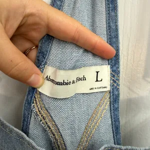 Abercrombie & Fitch blue light‎ wash distressed adjustable pocket short overalls thumbnail 3