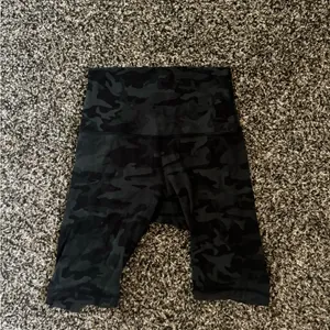 Lululemon Align Super High‎ Rise Short 10" Sz 6 Incognito Camo Multi Gator Green thumbnail 6