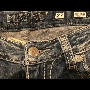 Miss Me Boot Stretch Western Rodeo Jean Med Wash Whisker Detail 27X33 JE1059B2L thumbnail 7