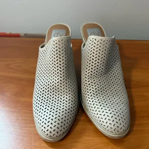 Dolce Vita Kenley Mule Beige Cream Perforated Suede Pointed Toe Heels‎ Shoes 8.5 thumbnail 2