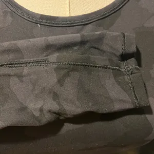 🌺Lululemon Wunder Train Black Camo Cropped Shirt Size 2🌺 thumbnail 3
