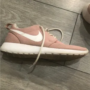 Nike Roshe One Women's Shoe Size 7 , pink thumbnail 2