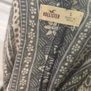 Hollister Black And Gray‎ Floral Dress Size Small thumbnail 7