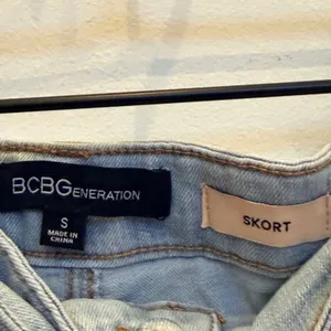 BCBGeneration Y2K Light Wash Denim Skort Wrap Front Mini Size S‎ thumbnail 5