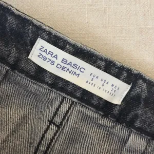 Zara Basic Z1975‎ Denim Black Acid Wash Deconstructed Zip Mini Skirt Size S 26 thumbnail 6