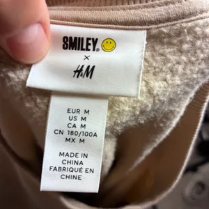 Smiley World x H&M Tan Beige Graphic Sweatshirt Stay Smiley Crewneck Medium thumbnail 4