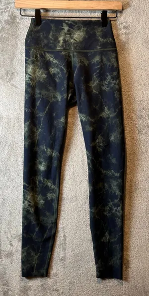 Peloton‎ Women’s Size Small Tie Dye Reversible Leggings Black Green thumbnail 1