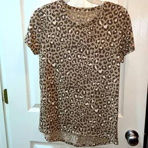 Zoe & Liv Cheetah print tee shirt size medium thumbnail 1