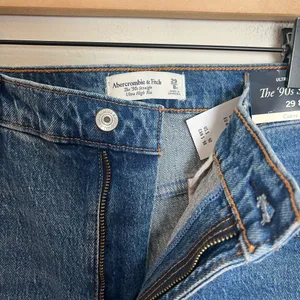 NWT ABERCROMBIE- Curve Love Ultra High Rise 90s Straight Jean Size 29 thumbnail 6
