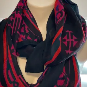 Chic Black and Red Geometric Scarf thumbnail 2
