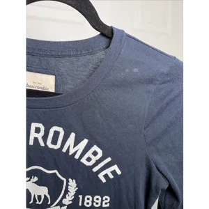 Abercrombie & Fitch Womens XL Navy Blue Long Sleeve Graphic Tee Moose Logo NY thumbnail 3