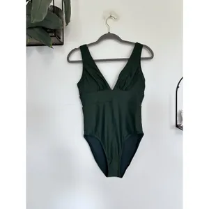 NWT Quince Palm Green Italian Plunge One-Piece Swimsuit Size Medium thumbnail 3