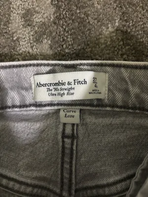 Abercrombie &fitch 90s straight ultra high rise Jean thumbnail 3