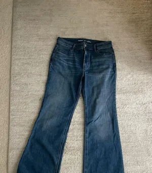 Old Navy High-Waisted Wow Flare Jeans thumbnail 1