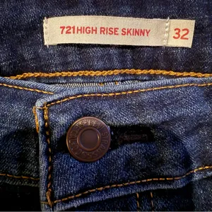 Levi's 721 High‎ Rise Skinny Jeans Dark Wash Sz 32 Plus thumbnail 7