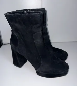 NWOB Vince Camuto‎ Penella Platform Bootie Black Faux Suede Leather Size 9 M thumbnail 1