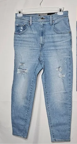 NWOT Levi's Silver Tab mom jeans light wash distressed ripped cropped jeans 29 thumbnail 1