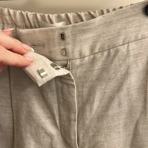Aritzia Wilfred Fable Linen Mid-Thigh Short thumbnail 9