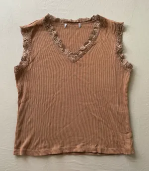 Vintage Dressbarn Ribbed Lace Trim V-Neck Tank thumbnail 1