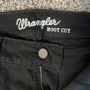 Wrangler Women’s Boot Jeans Size 11 Length 34 in Black thumbnail 4