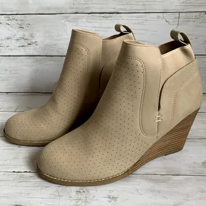 NWT DV by‎ Dolce Vita Gerdy Wedge Ankle Bootie in Beige thumbnail 4