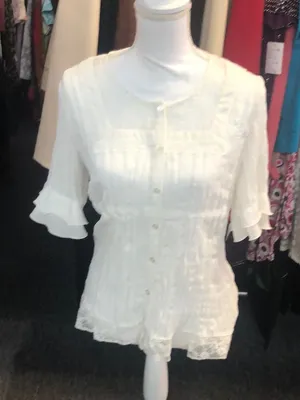 Sz medium lady’s white top thumbnail 1