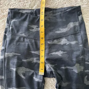 Athleta Ultimate Stash Pocket 7/8 Leggings Gray Camo Activewear Small thumbnail 7