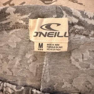 O'Neill NWOT Gray and White Patterned Flare Leggings thumbnail 4