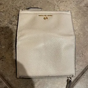 Michael Kors Beige leather Wallet Zippered Pockets Card Slots thumbnail 5