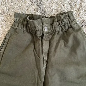 EUC ZARA Paperbag Barrel Jeans Olive Green thumbnail 4