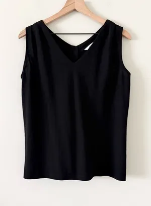 Foxcroft NYC Black V-Neck Sleeveless Tank Button Back Size M thumbnail 1