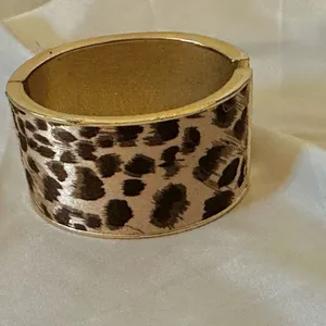Gold tone leopard hinged bangle bracelet thumbnail 4