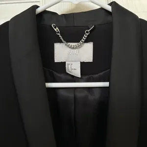 Women’s blazer with tailored fit thumbnail 2
